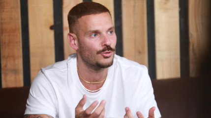 M. Pokora prend ses distances avec la politique et Sarah Knafo : "Fake News !"