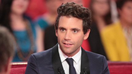 Mika très classe avec sa famille à la Fashion Week