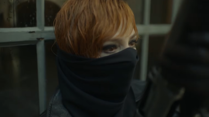 Myl&egrave;ne Farmer : les images de son prochain clip, o&ugrave; elle joue une braqueuse, font le tour du web !
