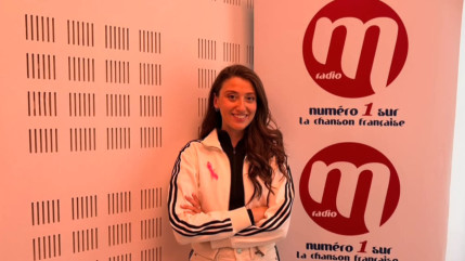 Octobre Rose : la chanteuse Charlie Oz se lance un d&eacute;fi de 200 000 likes pour lutter contre le cancer du sein
