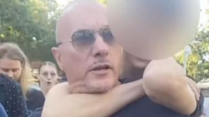 Pascal le Grand Fr&egrave;re "&eacute;trangl&eacute;" par un fan, il se d&eacute;fend et est accus&eacute; d'agression sur mineur