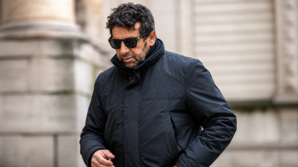 Patrick Bruel d&eacute;f&eacute;r&eacute; devant un juge apr&egrave;s 48 heures de garde &agrave; vue : ses fils r&eacute;agissent &agrave; la temp&ecirc;te m&eacute;diatique