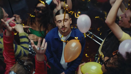 Pierre Garnier cherche "L'horizon" dans son tout nouveau clip