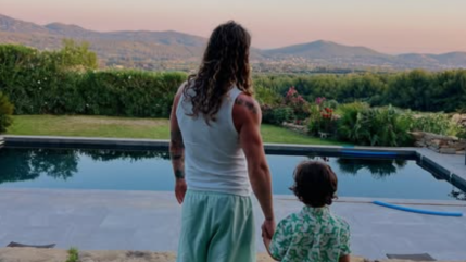 Salade de tomates, bière à la fraîche et jonglage avec des boules de pétanque : les vacances de Julien Doré Salade de tomates, bière à la fraîche et jonglage avec des boules de pétanque : les vacances de Julien Doré