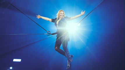 Santa critiquée pour ses shows spectaculaires : un célèbre humoriste se moque d’elle sur Instagram