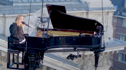 Santa : son incroyable performance de chant, perchée tout en haut d'une grande roue