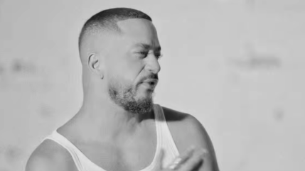 Slimane d&eacute;voile son nouveau clip "Premi&egrave;re fois"