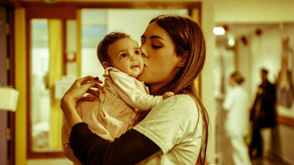 Sofia Essa&iuml;di se confie sur sa maternit&eacute; tardive : "C'&eacute;tait ce qui &eacute;tait bon pour moi"