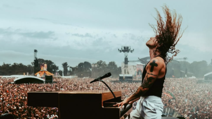 Tournée d'été : Julien Doré enflamme les festivals, entre rêve d'enfant, star crocodile et fessier royal ! Tournée d'été : Julien Doré enflamme les festivals, entre rêve d'enfant, star crocodile et fessier royal !