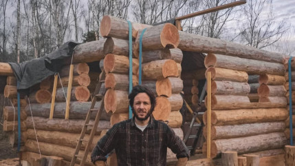 Vianney : le chanteur retrouve sa cabane en for&ecirc;t et accueille un invit&eacute; tr&egrave;s sp&eacute;cial