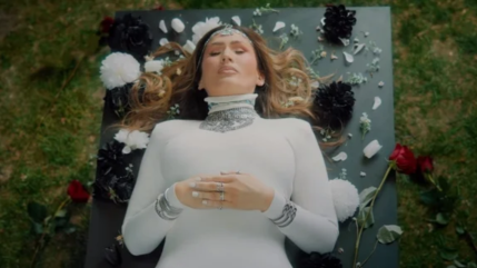 Vitaa met en scène son enterrement dans "Charlotte" et inquiète ses fans