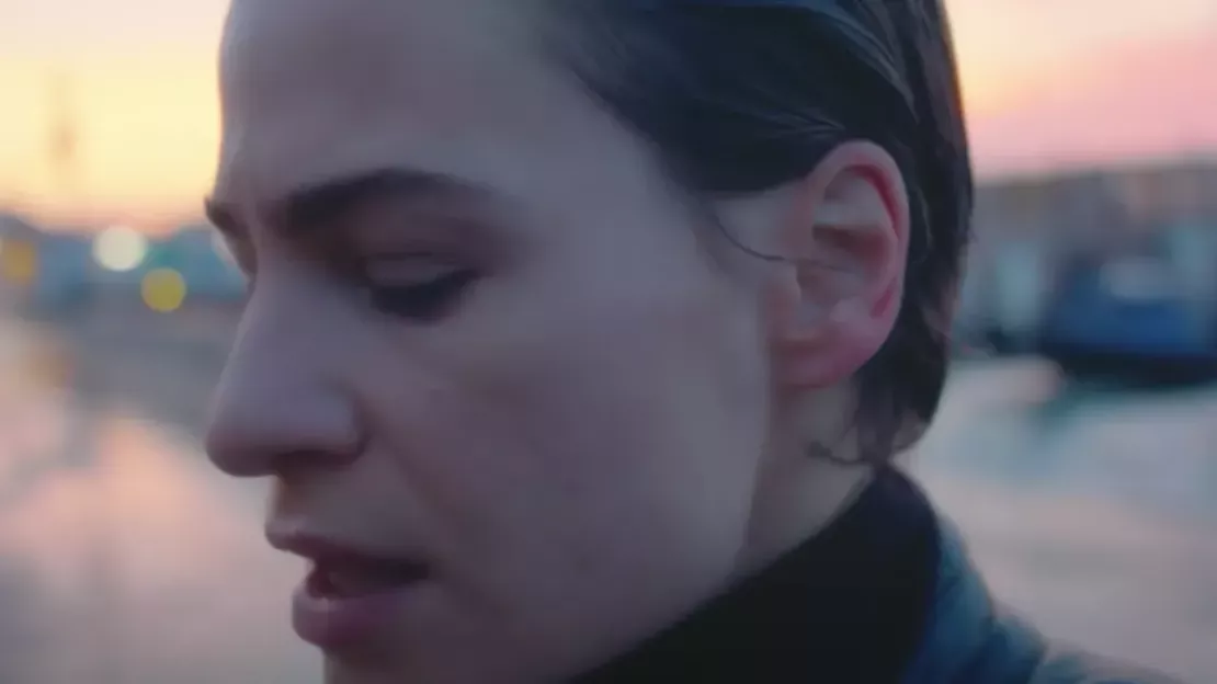 Christine and the Queens fait une reprise de "Stayin' Alive" des Bee Gees