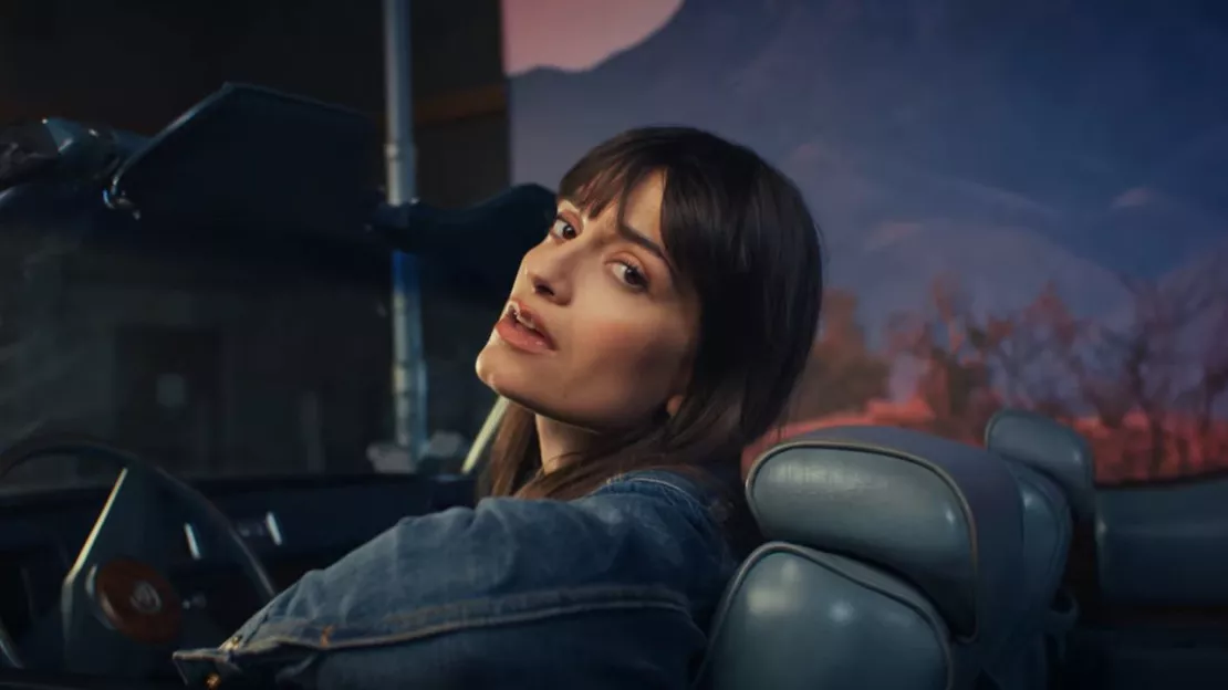 Clara Luciani se métamorphose dans le clip de "Tout pour moi"