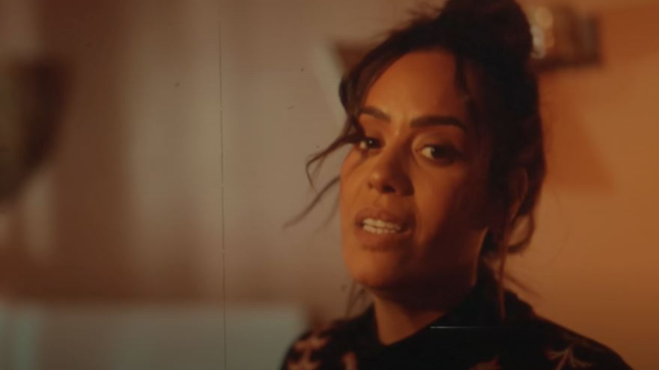 Amel Bent livre un hommage poignant à sa grand mère dans le clip de "Mima"