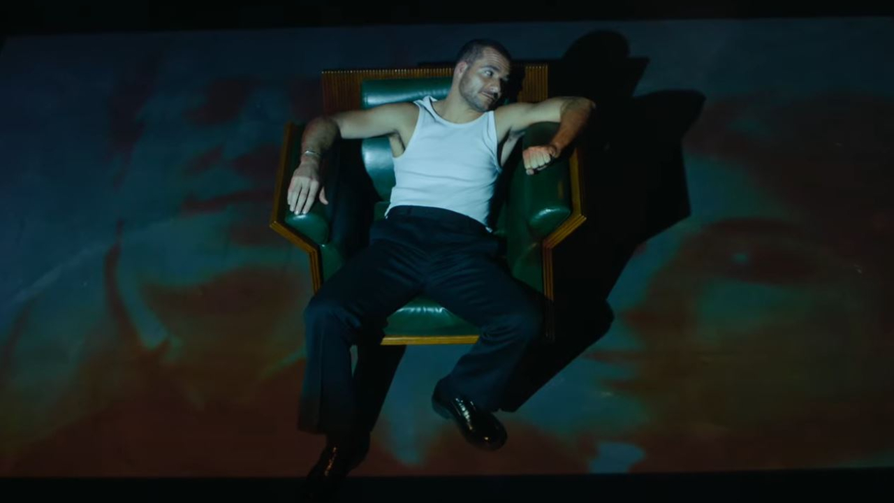 Amir livre un homme bouleversant à ses parents avec le clip de "1er Slow"