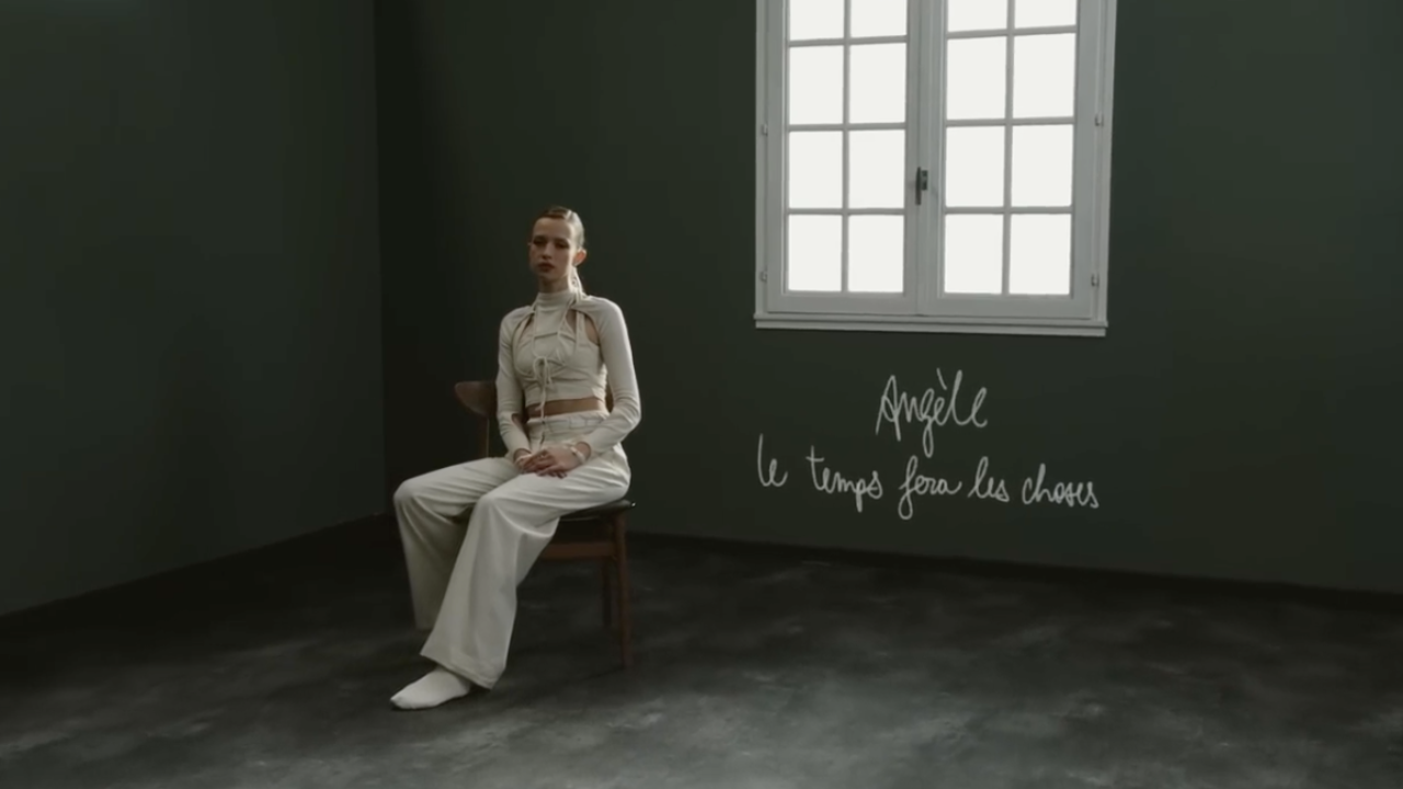 Angèle déclare son amour à sa grand-mère dans "Le temps fera les choses"