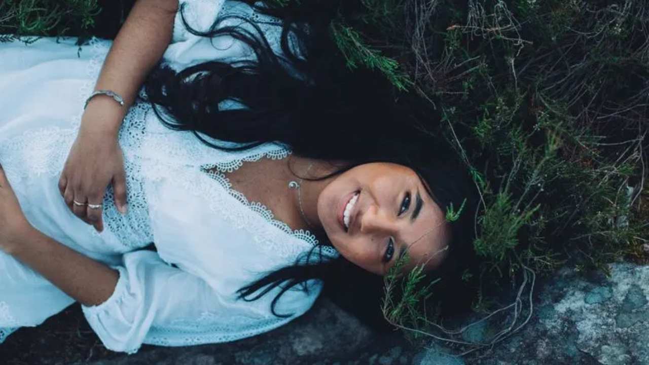 Anisha Jo "rayonne" dans son nouveau clip !