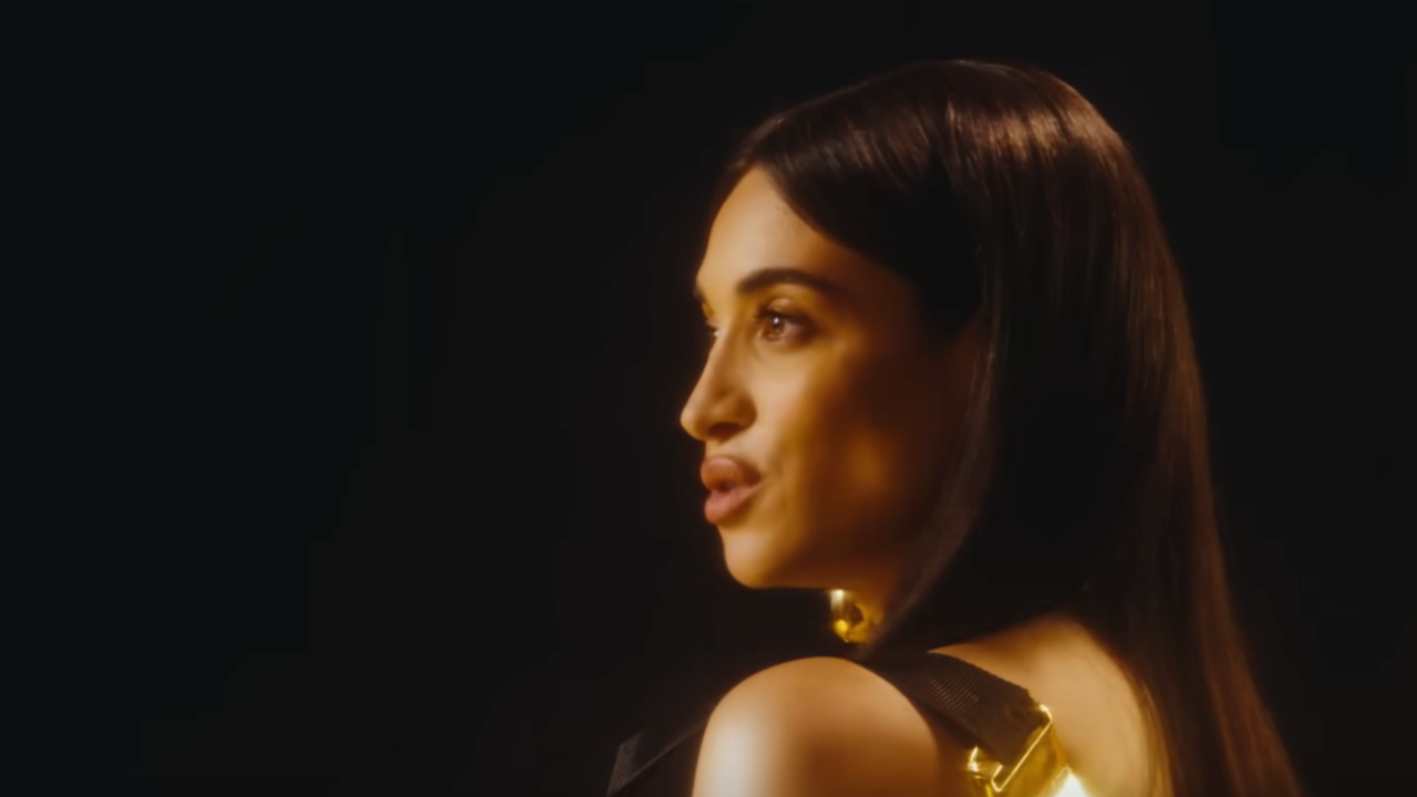 Camélia Jordana dévoile "Je te suis"