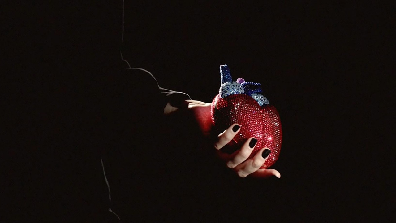 Clara Luciani dévoile le clip de "Coeur"