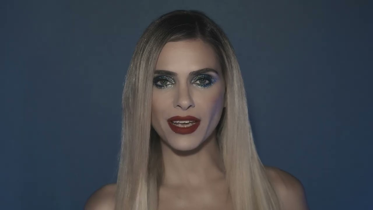 Clara Morgane voit la vie en couleur "Et bleu"