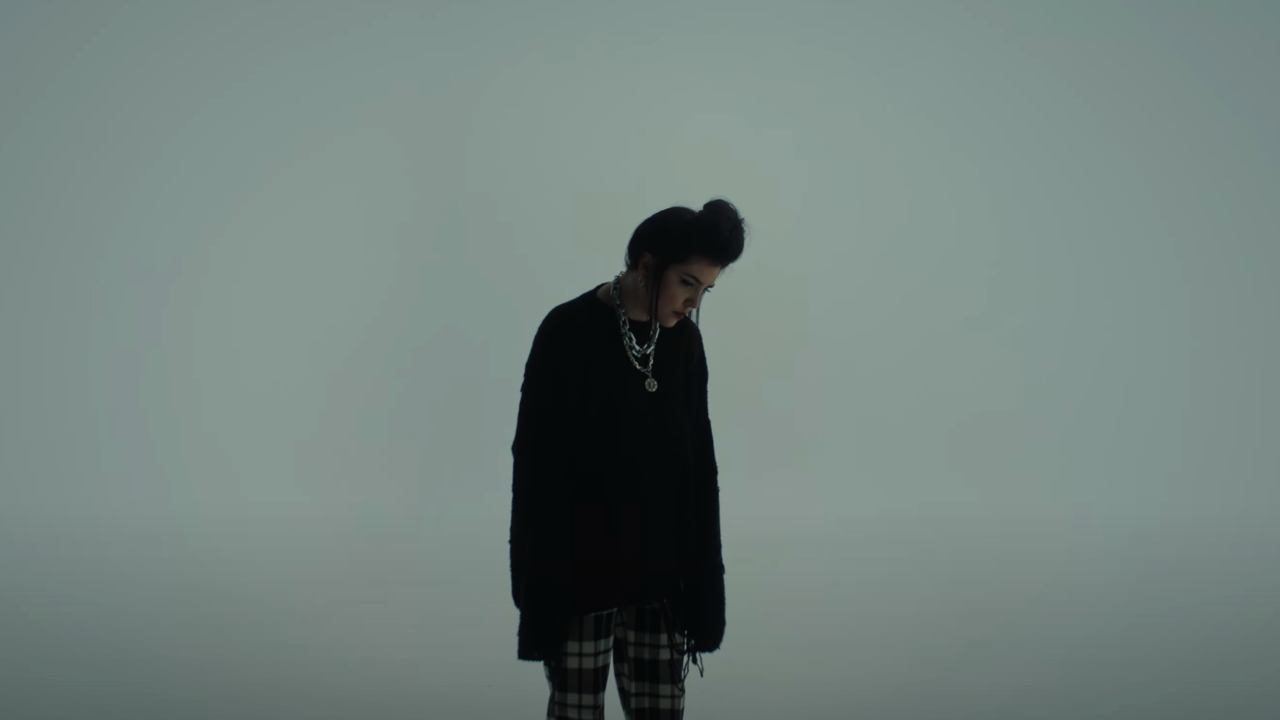 Hoshi fait un "Mauvais rêve" dans son nouveau clip