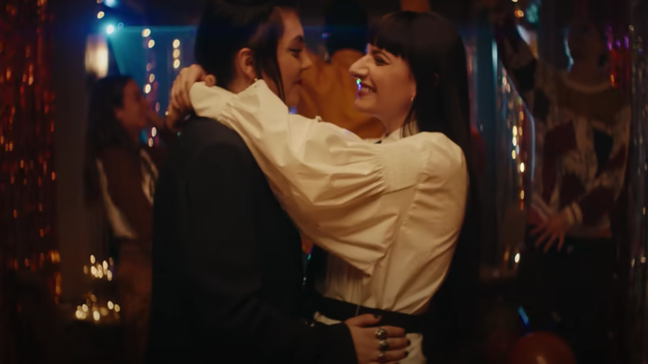 Hoshi est heureuse dans "Puis t'as dansé avec moi"