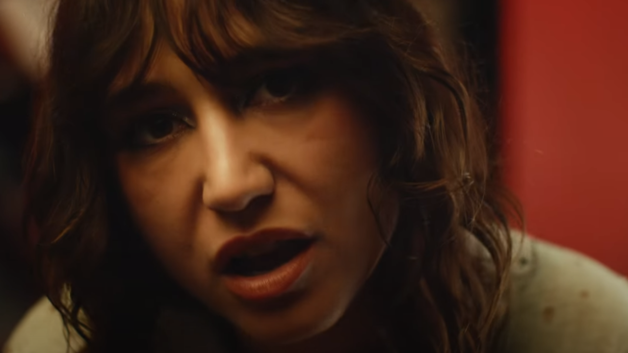 Izïa présente le clip de son "Étoile Noire"