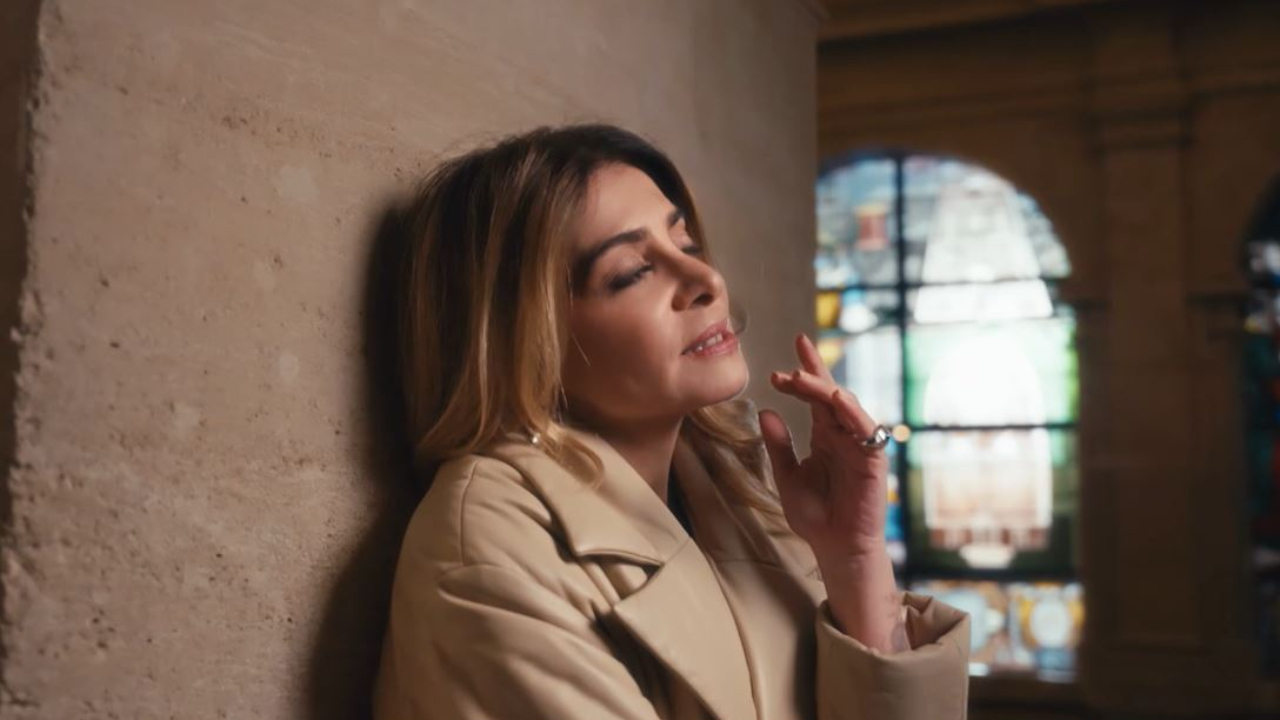 Julie Zenatti dévoile son tout nouveau clip, "Demain" Julie Zenatti dévoile son tout nouveau clip, "Demain"