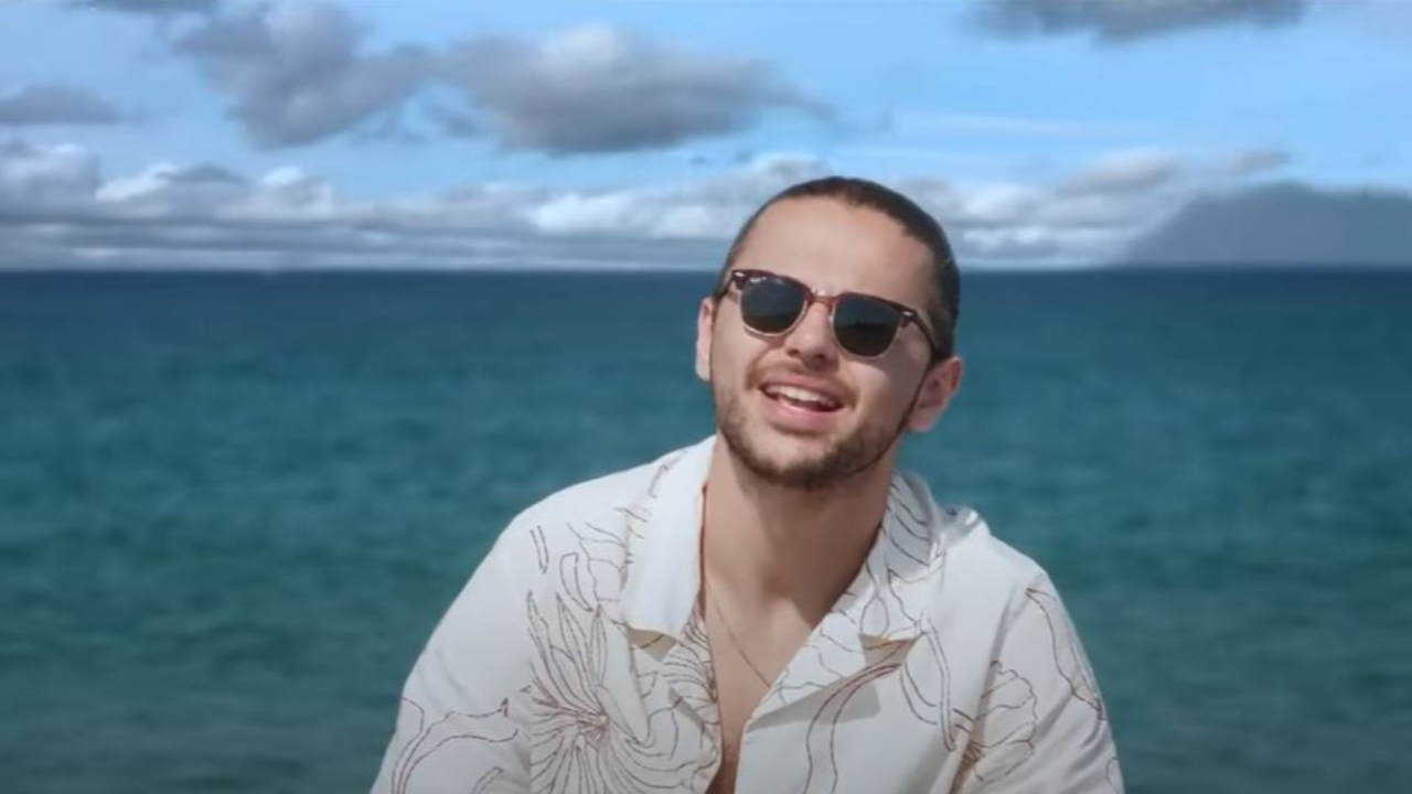 Julien Canaby dévoile son premier clip, "T'as le temps"