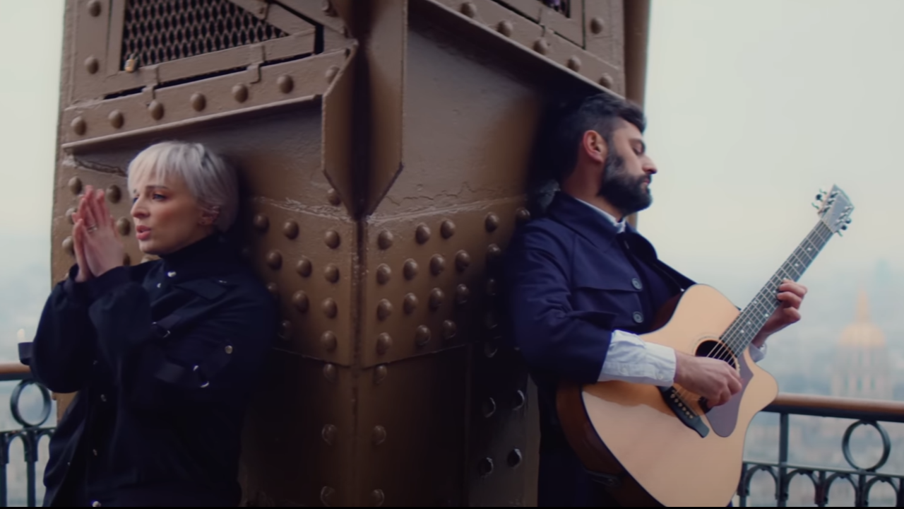 Madame Monsieur monte au sommet de la "Tour Eiffel" Madame Monsieur monte au sommet de la "Tour Eiffel"