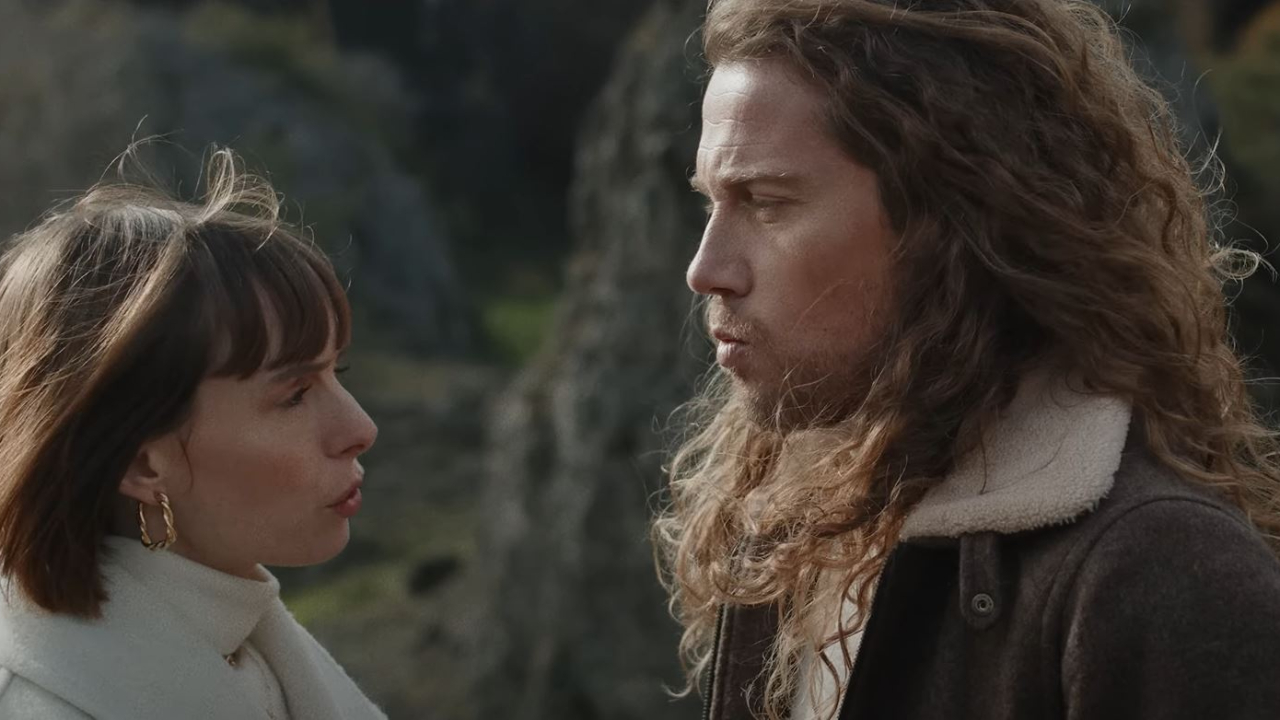 Marie-Flore avec Julien Doré pour le clip de "Palmiers en hiver"