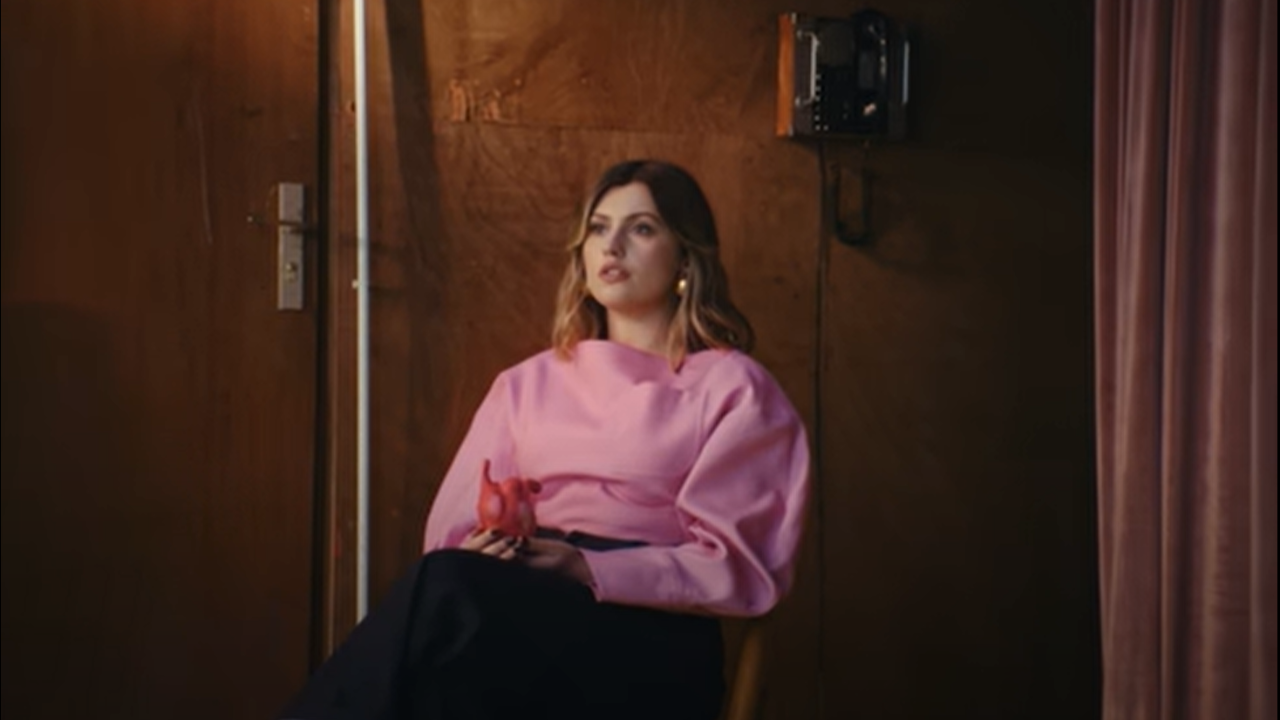 Marine, affectée par la rupture amoureuse dans le clip "Ma Faute"