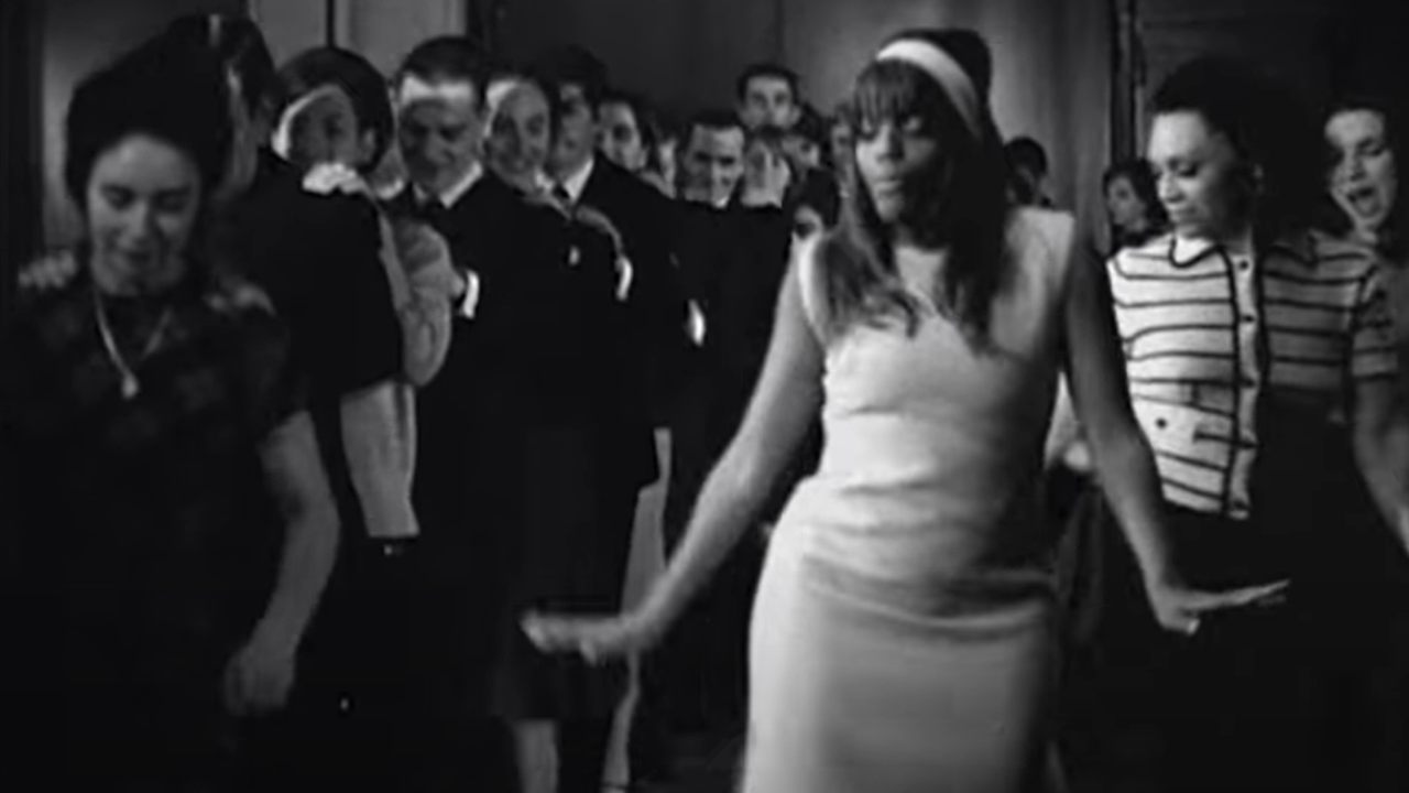 Mentissa remonte le temps dans son nouveau clip pop-disco ultra dansant "Désolée"