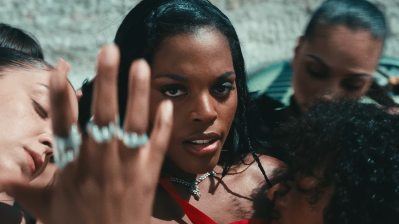 Mentissa se révolte dans son clip "Mamma mia" ! Mentissa se révolte dans son clip "Mamma mia" !