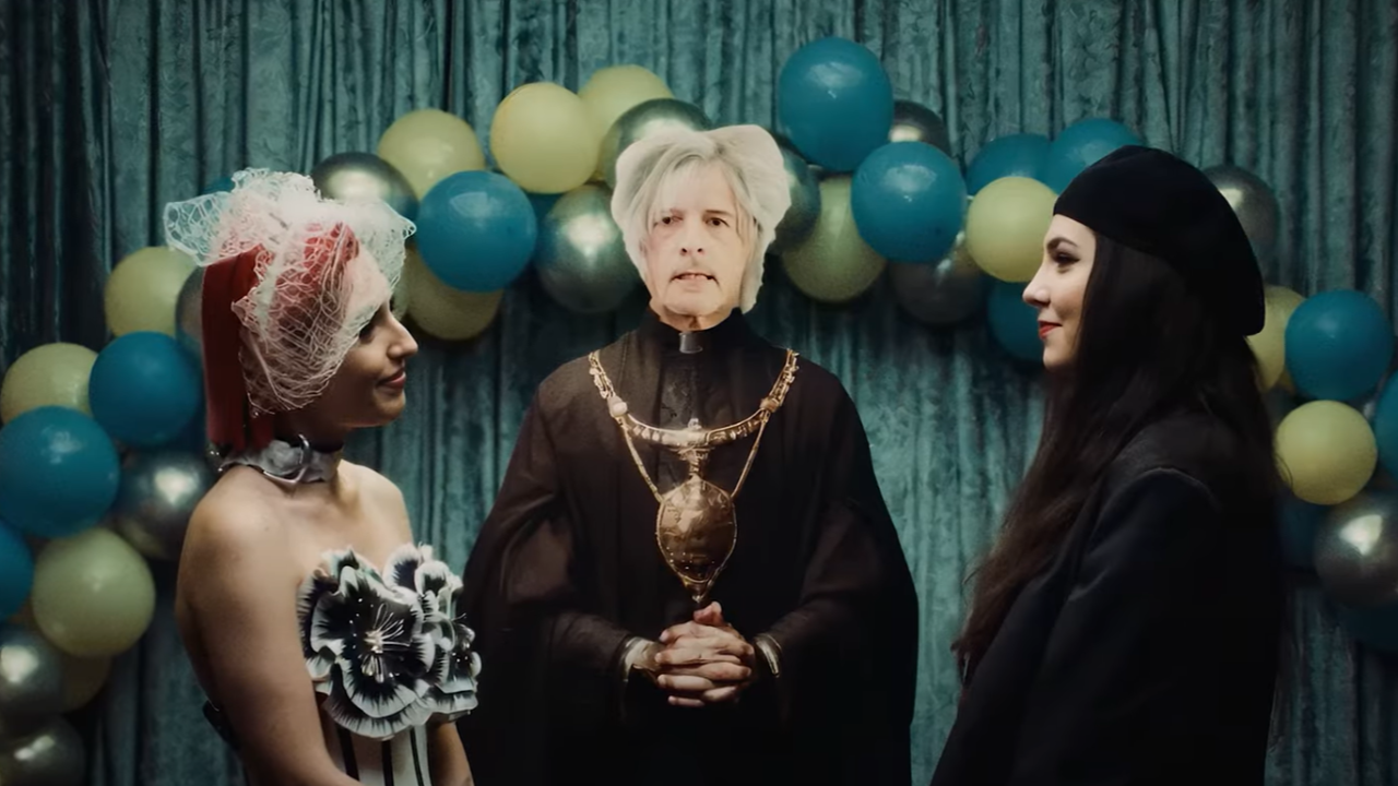 Nicola Sirkis s'invite au mariage de Superbus et Hoshi dans "Lola"