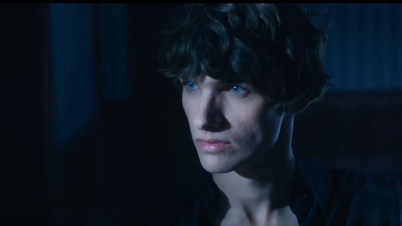 Pierre de Maere tombe pile pour Halloween avec "Mercredi" Pierre de Maere tombe pile pour Halloween avec "Mercredi"