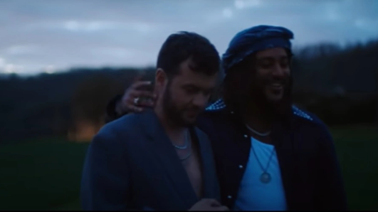 Slimane et Claudio Capéo échangent leurs vies dans le clip "Chez toi"