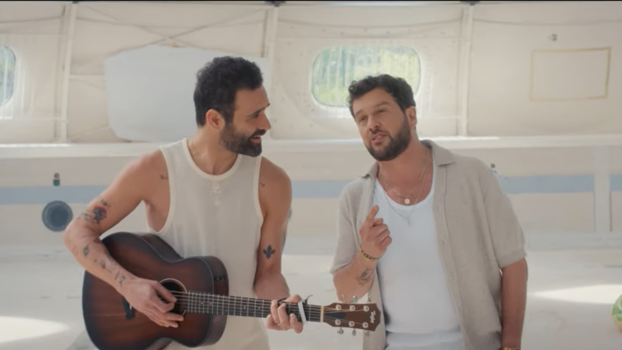 Ycare et Claudio Capéo chantent ensemble l'"Eau de Javel"