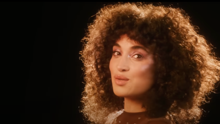 Camélia Jordana est sublime dans "Je reste calme"