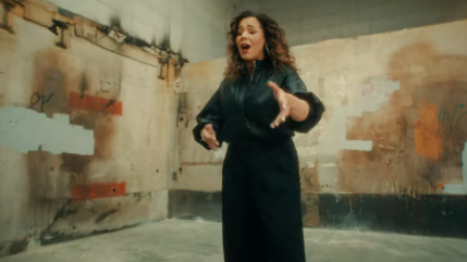 Chimène Badi revisite "Noir c'est noir"