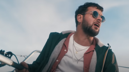 Claudio Capéo : il fait le "Tour de France" dans son nouveau clip Claudio Capéo : il fait le "Tour de France" dans son nouveau clip