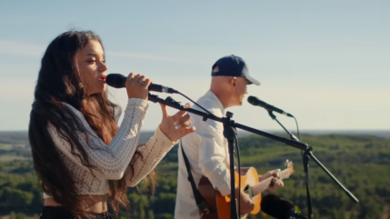 Gaëtan Roussel avec Adeline Lovo pour le clip de "Crois-moi !"