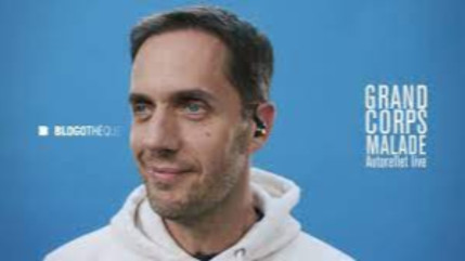 Grand Corps Malade regarde son "Autoreflet"