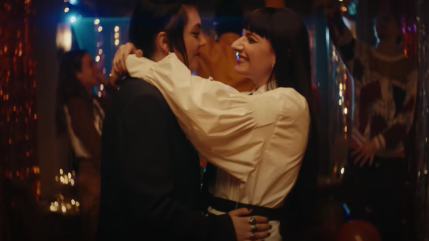 Hoshi est heureuse dans "Puis t'as dansé avec moi"