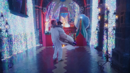 Indochine vous illumine avec le clip de "L'Amour fou"