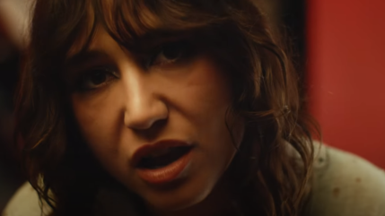 Izïa présente le clip de son "Étoile Noire" Izïa présente le clip de son "Étoile Noire"