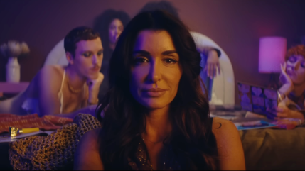 Jenifer se pose la question : "Et si on sortait ce soir"