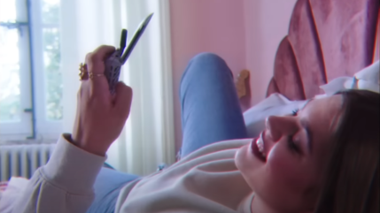 Louane : elle dévoile son clip “Secret”