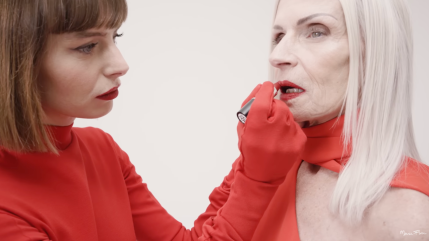 Marie-Flore se démaquille entièrement dans "20 ans" Marie-Flore se démaquille entièrement dans "20 ans"