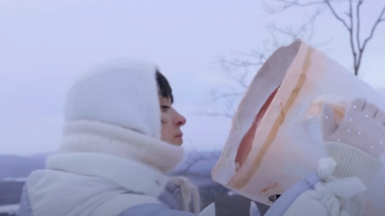 Pomme nous emporte dans une belle mélodie dans "saisons, le film: hiver"